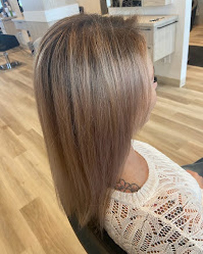 Cheveux lisses et brillants après un soin, traitements chez Coiffure Prestige Mascouche